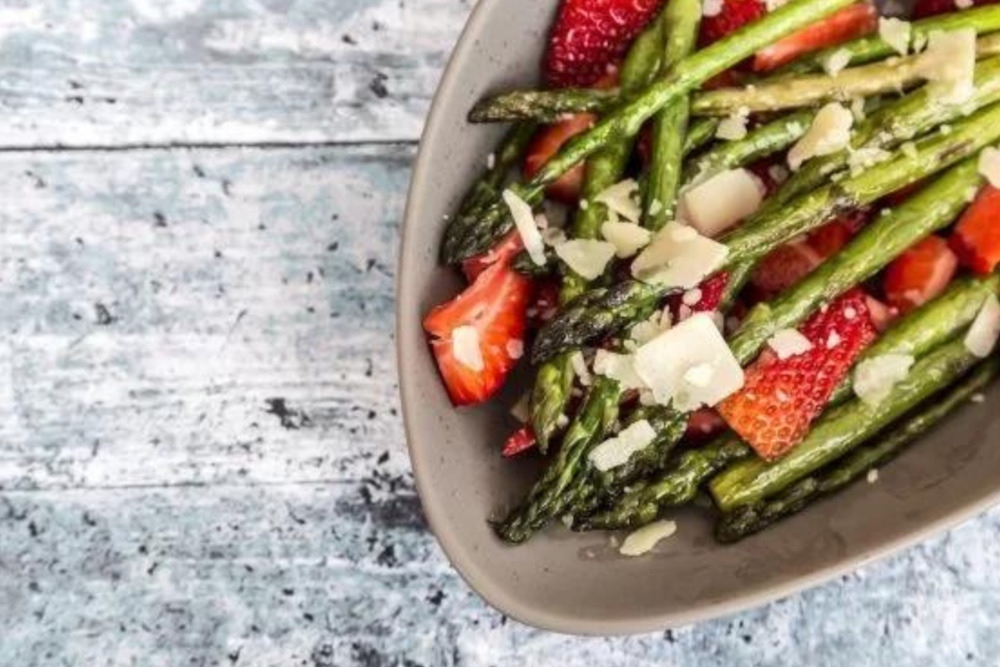 asparagus-salad-with-strawberries-and-parmesan